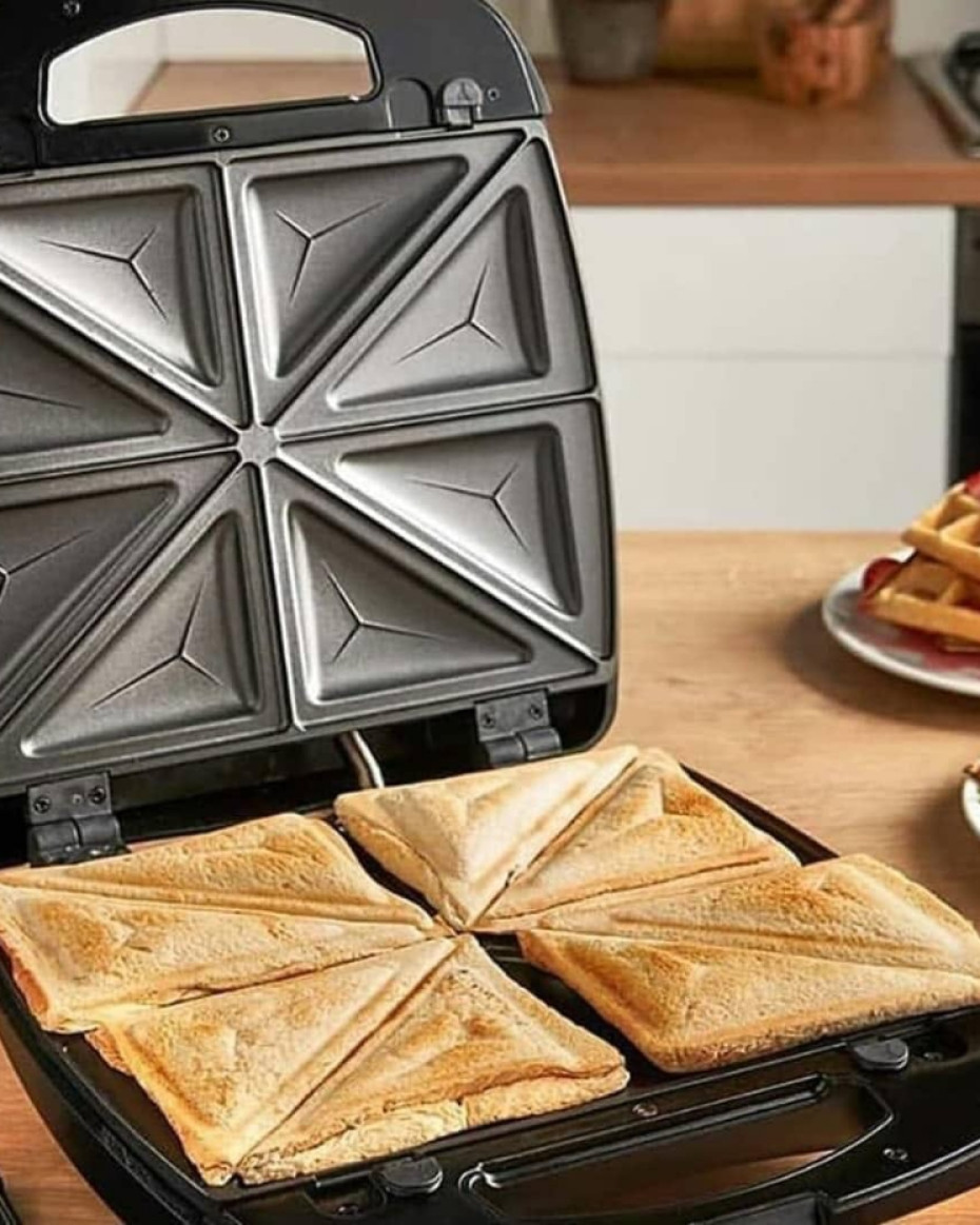 *NON STICK HIGH QUALITY COATING 4 FACE/SLICE SANDWICH MAKER/TOASTER...