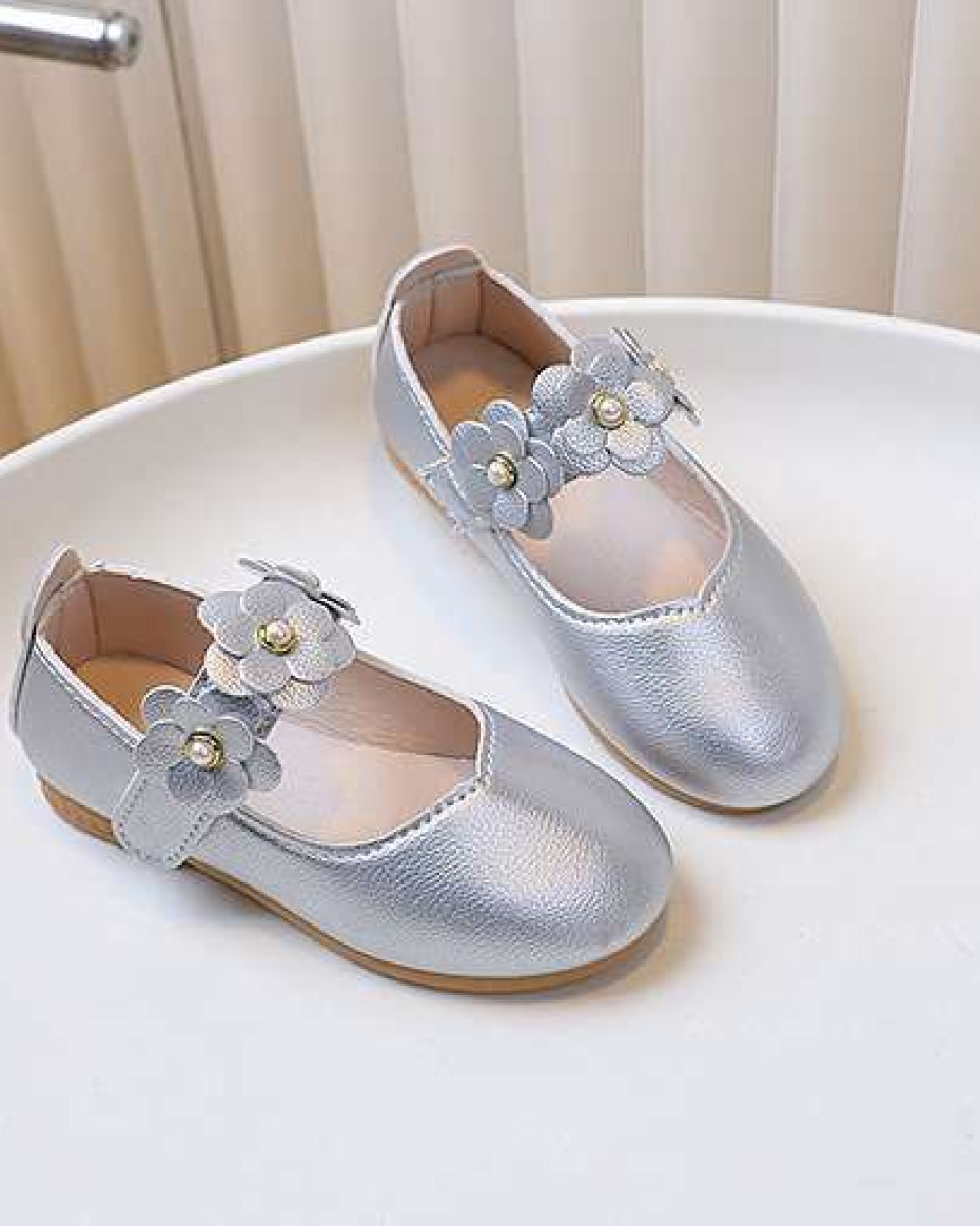 *UNIQUE FULL COVER PETAL SHOES.... SILVER