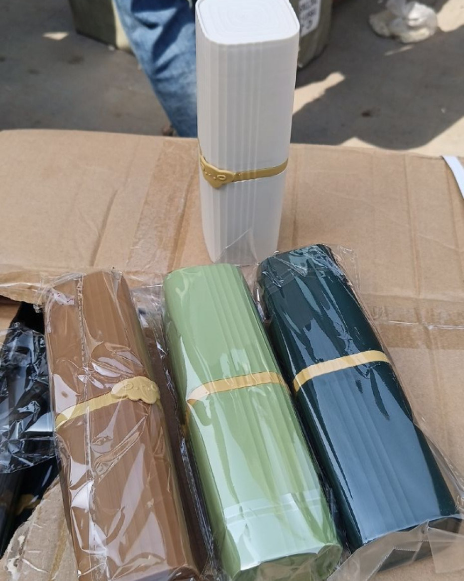 *MEDIUM TRAVEL BRUSH/PASTE HOLDER