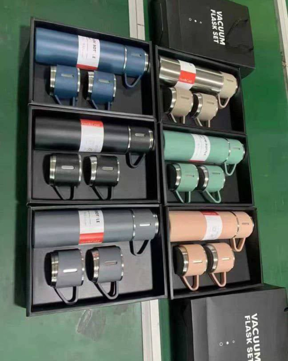 *3IN1 VACUUM FLASK SET(Comes with a fancy carrier bag as seen).