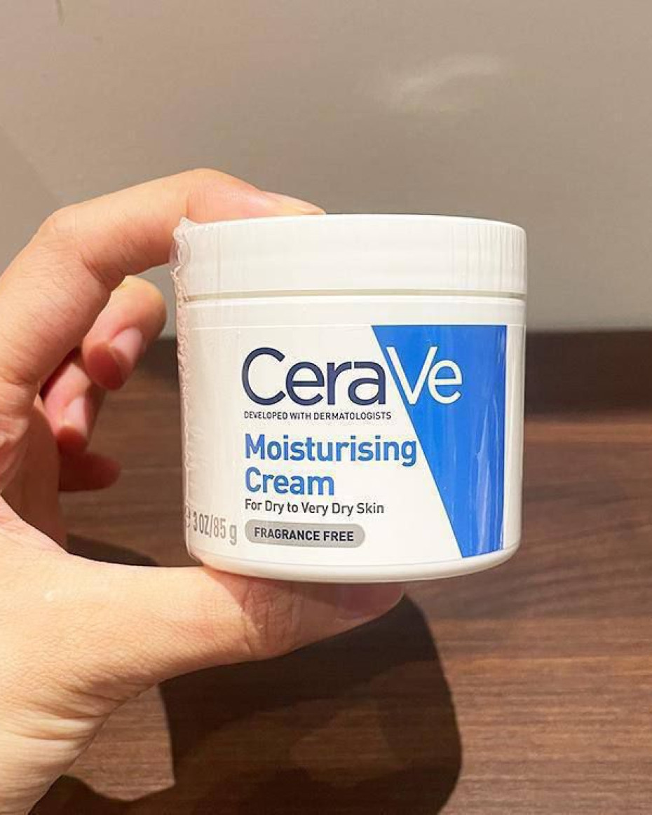 *CERAVE MOISTURIZING CREAM FOR DRY TO VERY DRY SKIN(Best moisturiser for all skin repair type)...